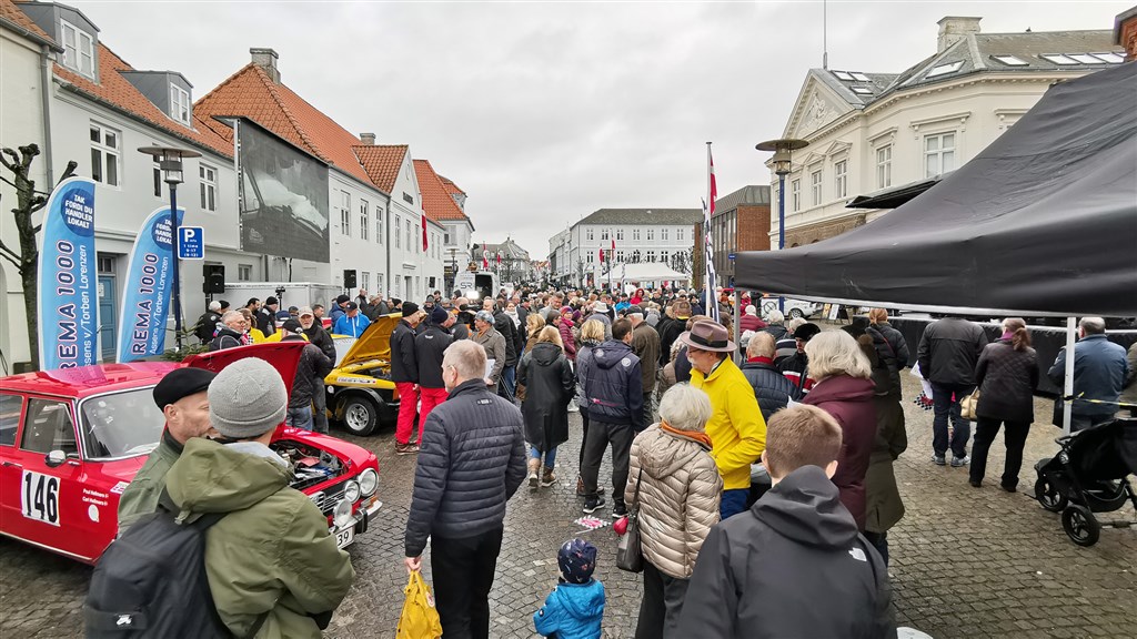 Torvet og Østergade i Assens var fyldt med interesserede tilskuere ved PRE-starten
(Foto: Viggo Johansen, rallypics.dk)